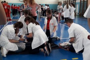 FOTO: Şcoala gimnazială „Singidava” Cugir va reprezenta judeţul Alba la Faza Naţională a concursului pentru sănătate şi prim ajutor „Sanitarii Pricepuţi”