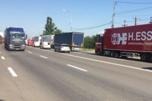 Cozi kilometrice în vama Borş. Timpul de aşteptare pentru TIR-uri depăşeşte 5 ore!