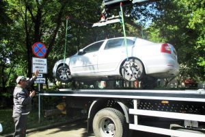 Tot mai puţine maşini parcate ilegal, la Satu Mare. 104 autoturisme, ridicate în prima lună