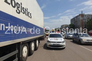 Imagini de la eveniment. Accident rutier pe bulevardul Aurel Vlaicu din Constanta, zona Anda. Un copil ar fi fost prins sub un TIR (galerie foto+video) 