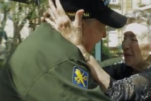 Încă o dovadă că prima iubire nu se uită! După 75 de ani, un veteran american îşi ţine în brate marea iubire. Video impresionant în articol