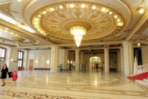 Parlamentul României va adopta o Declaraţie cu privire la situaţia politică din Republica Moldova. 
