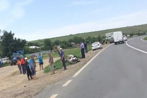 Doi tineri aflaţi pe o motocicletă, accidentaţi grav pe DN 25