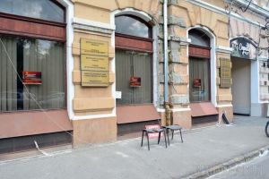 Alarma cu scaunul: Cum au decis nişte şefuţi din Oradea să protejeze trecătorii de o clădire care stă să se prăbuşească