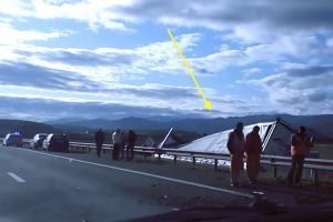 VIDEO FOTO TIR răsturnat pe autostrada Sibiu – Orăştie. A ieşit în decor