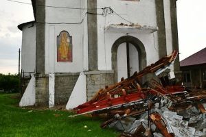 FOTO: Furtuna de aseară a dărâmat turla bisericii din Ciorăşti