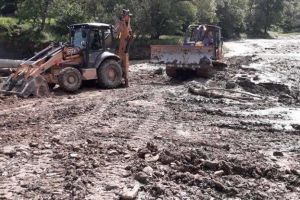 Drumuri măturate de ape la Poiana Cristei