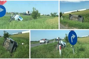 Tânăr la spital după ce maşina sa a fost lovită din spate şi s-a răsturnat, pe centura Timişoarei