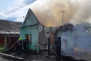 FOTO Casă în flăcări la Copşa Mică – Un bărbat este rănit