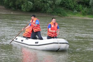 Intervenţie a pompierilor pe râul Mureş: O barcă cu două persoane s-a răsturnat în apă