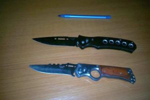 IPJ Alba a rămas „pe cap“ cu mai multe arme albe ridicate în urma unor percheziţii din anul 2012. Tribunalul a respins cererea privind soarta acestora