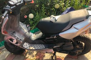 FOTO Tânăr rănit după ce a căzut de pe scuter. Nu are permis de conducere