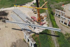 VIDEO| Tur de forţă al neamţului RETTER pe autostrada Sebeş-Turda, lotul 2: În 2 săptămâni s-au ridicat grinzile la 7 supratraversări