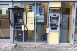 Un tânăr nervos a distrus două bancomate în Suceava