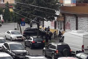 FOTO/ Știrea ta/ Parcări ”ca în codru” pe strada Arieşului din Alba Iulia: pe trotuar, pe contrasens şi pe locuri închiriate