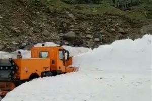 VIDEO / Zăpadă de aproape 6 metri pe Transfăgărăşan, în plină vară. Oficial, drumul se va deschide pe 1 iulie