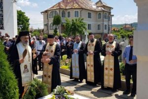 Preotul profesor Ilie Moldovan, omagiat în  parohia Albeşti