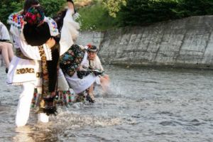 „Udatul nevestelor”, în a doua zi de Rusalii la Podul Hodacului