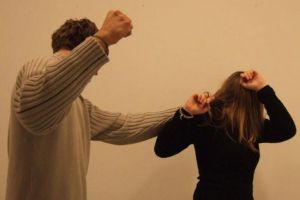 O femeie din Botoşani şi copiii săi ţinuţi în teroare de fostul soţ. A ameninţat-o că îi taie capul