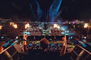 Bogătaşii Iaşului şi marii politicieni de Bahlui vor moca la Afterhills!