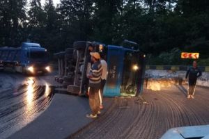 DN1 blocat între Timişu de Sus şi Predeal, după ce un camion s-a răsturnat