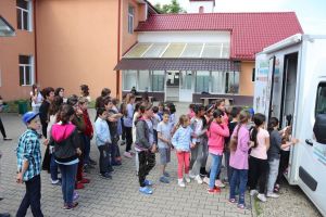 Bibliobuzul Bibliotecii Judeţene duce cărţi elevilor în pragul vacanţei de vară