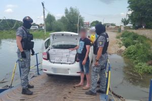 Garda de Coasta: Doua autoturisme incarcate cu tigari de contrabanda care incercau sa treaca Dunarea au fost indisponibilizate de politisti