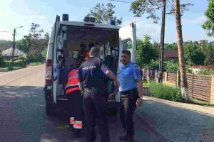 FOTO La un pas de tragedie! O femeie din Botoşani rănită după ce o poartă metalică s-a prăbuşit peste ea