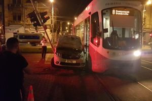 Poliţist militar rănit după ce a intrat cu maşina de serviciu într-un tramvai, la Timişoara