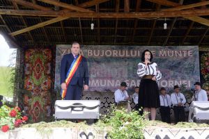 Sute de participanţi şi zeci de artişti la Sărbătoarea Bujorului de Munte, ediţia a ...