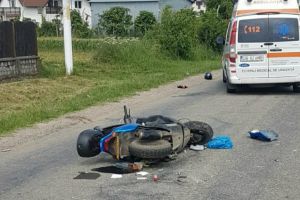 Accident stupid la Teiş. Un mopedist, rănit, după ce s-a izbit de o roata unei căruţe
