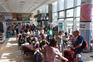 Primul zbor de vacanţă către Tunisia, de pe Aeroportul Suceava, a primit „botezul” ...