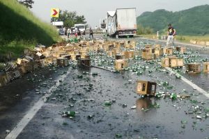 FOTO Bere împrăştiată pe DN14. S-a rupt prelata unui camion