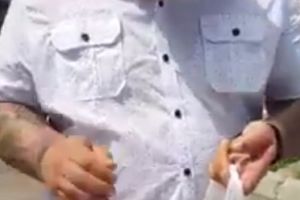 VIDEO Protest inedit la sediul PSD Botoşani! „Deputatul Mitralieră, ia-ţi oloiul, ia-ţi zaharul şi făina”