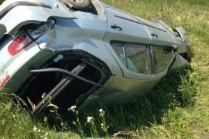 Autoturism răsturnat pe drumul dintre Valea Uzului şi Sânmartin, din cauza unei manevre precipitate a conducătorului auto