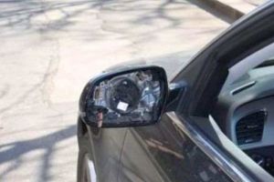 ACCIDENT la Horea: O femeie a fost acroşată cu oglinda unui autoturism. Șoferul este cercetat de poliţişti după ce a părăsit locul faptei