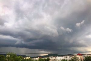 Avertizare de disconfort termic, ploi şi vijelii