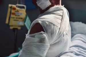 Femeie cu arsuri grave, transportată la Viena cu ambulanţa. Rudele au plătit combustibilul