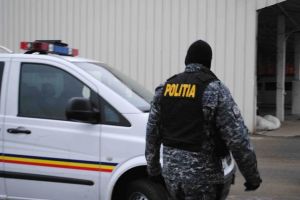 Recuperatori prinşi de poliţişti după ce au distrus mai multe lucruri din casa unui timişorean