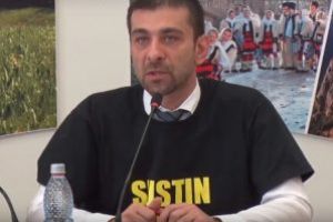Jenant: Cu tricoul de sustinere a Scolii Liviu Borlan pe el, Zetea a votat pentru desfiintarea institutiei