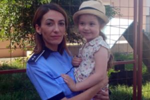 O fetita si-a petrecut ziua de nastere la Inspectoratul de Politie al Judetului Maramures