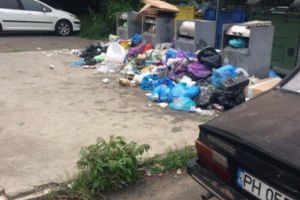 In cartierul Malu Rosu, oamenii nu mai pot respira din cauza gunoaielor