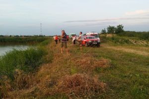 Pompieri în alertă după ce un copil a dispărut sub ape, lângă Comloşu Mare