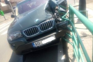 A intrat cu BMW-ul DIRECT în staţia de tramvai! (FOTO)