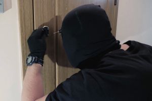 Hoţi la 16 ani: Două case din Cociuba Mare au fost „sparte” de doi adolescenţi, paguba fiind de 27.000 lei