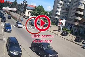 O mamă şi copilul ei, accidentaţi pe trecerea de pietoni de un şofer care dădea cu spatele