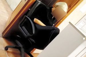 Se întâmplă în Oradea! Poliţistă locală fotografiată la serviciu jucându-se pe telefon cu picioarele pe birou