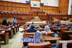 Moţiunea de cenzură, în Parlament. Aleşii PSD au ieşit din sală
