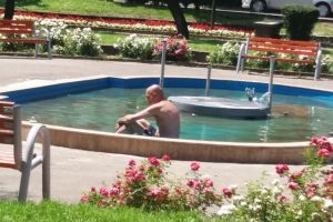 FOTO. Doi sătmăreni, baie în fântâna arteziană din centru. Scoşi de poliţişti