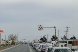 Coloana de masini pe DN1, la Movila Vulpii. Bariera de la linia ferata s-a defectat, trafic dirijat